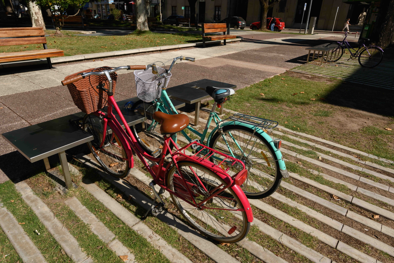 Diseño urbano para poner bicicletas ubicado en la Plaza Canelones.