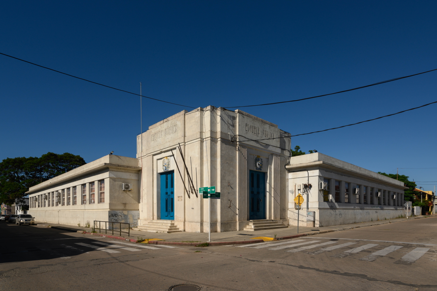 Fachada de la escuela pública N 110, Joaquín Suárez. sobre la calle José Batlle y Ordoñez, en la ciudad de Canelones.
