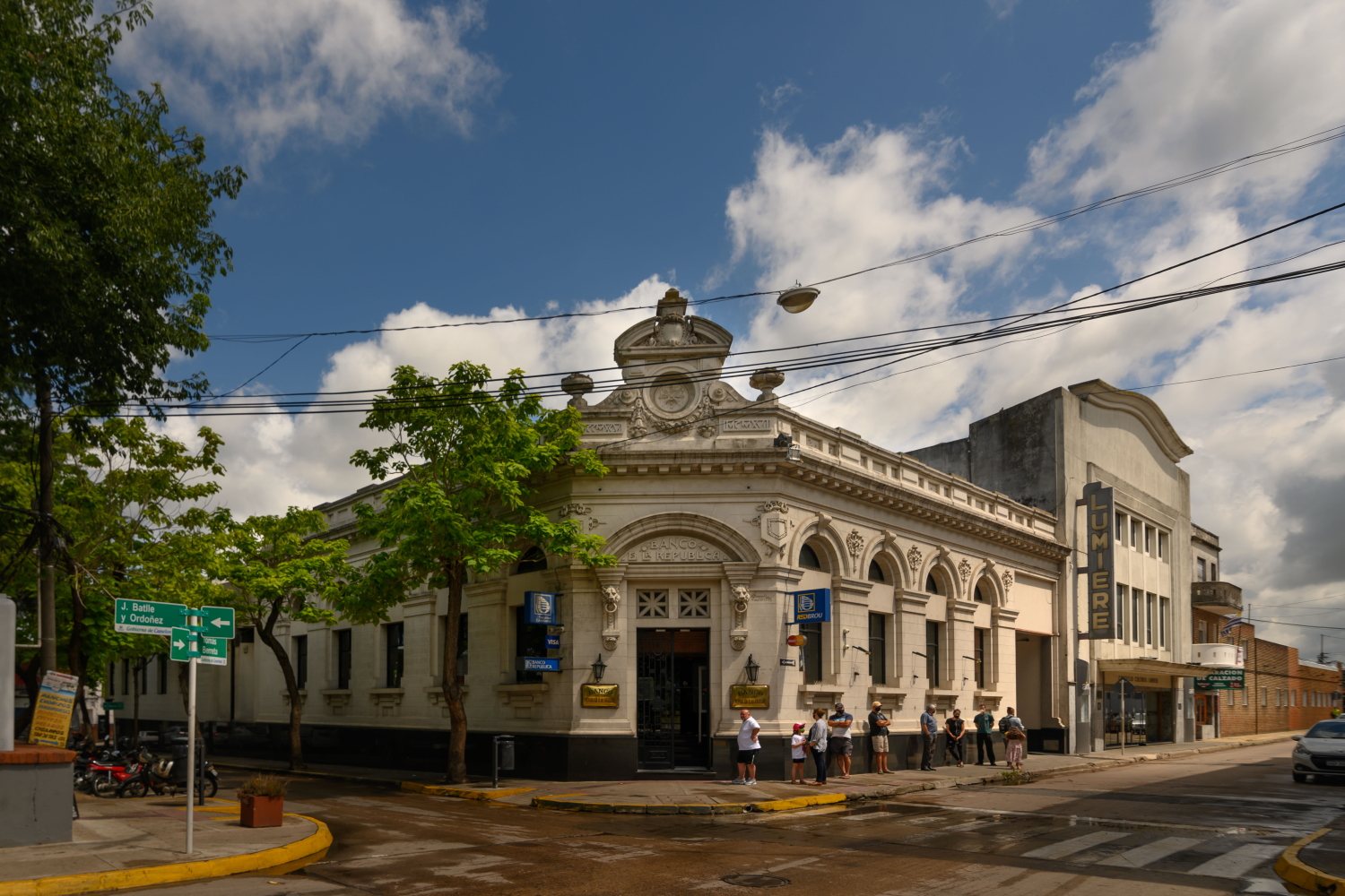 Banco República de la ciudad de Canelones.