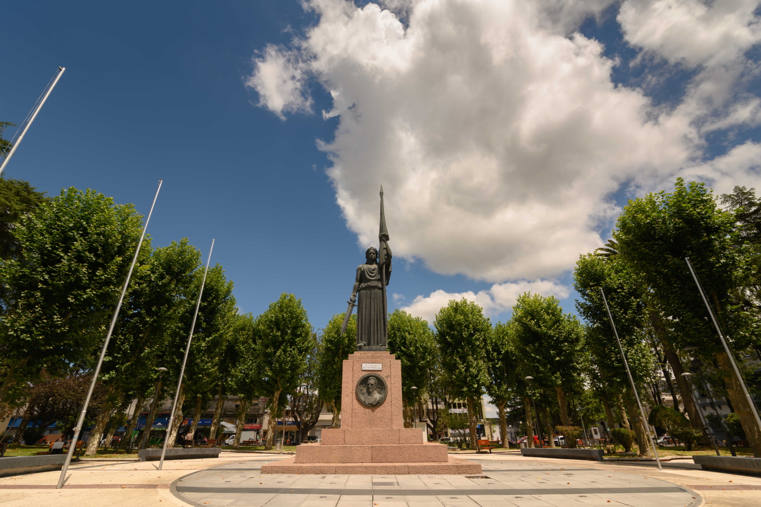 Plaza de Canelones. monumento a la bandera.