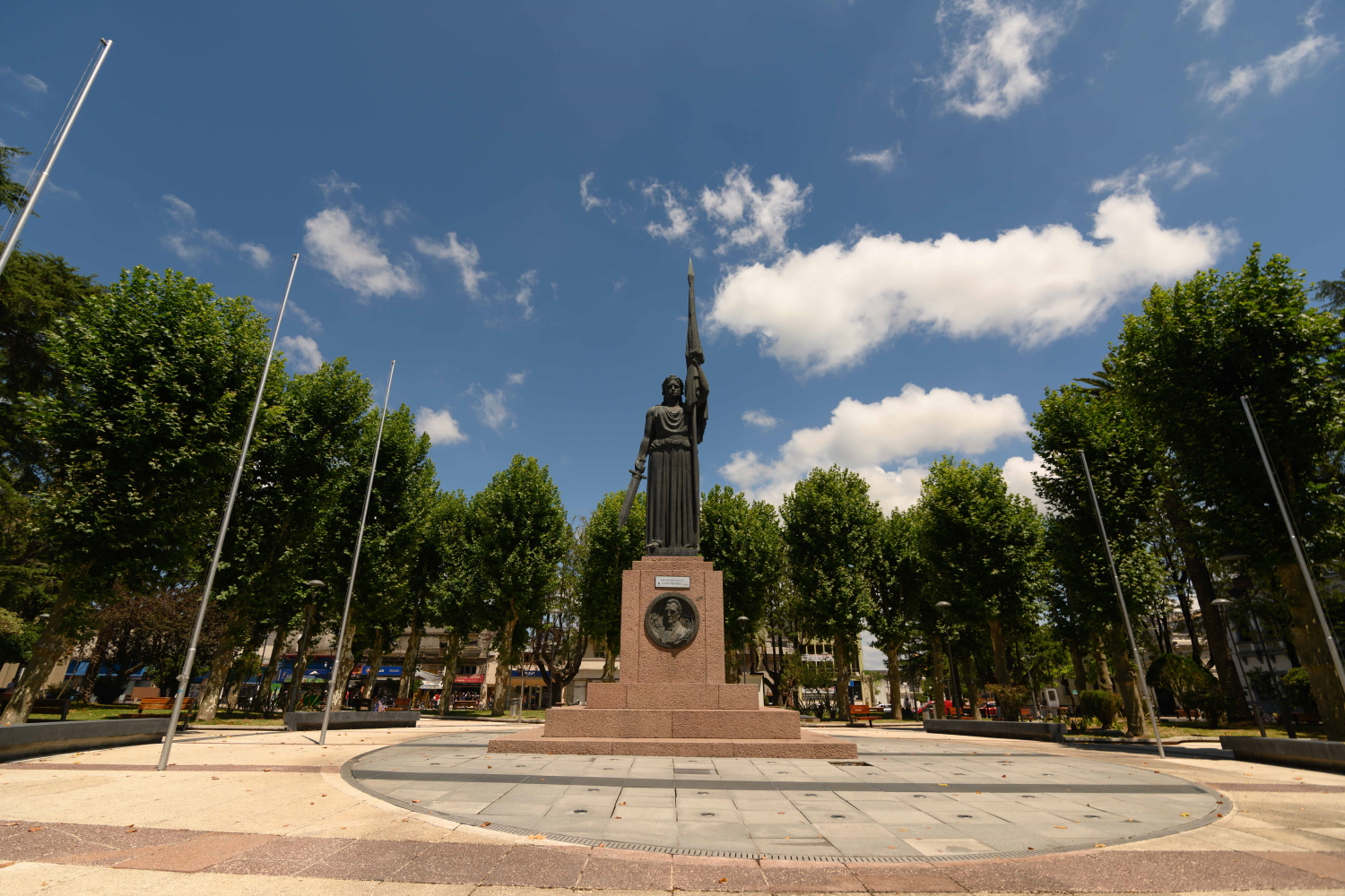 Plaza de Canelones. monumento a la bandera.