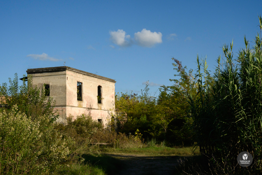 Viejo molino abandonado ubicado en las afueras de la ciudad de Canelones