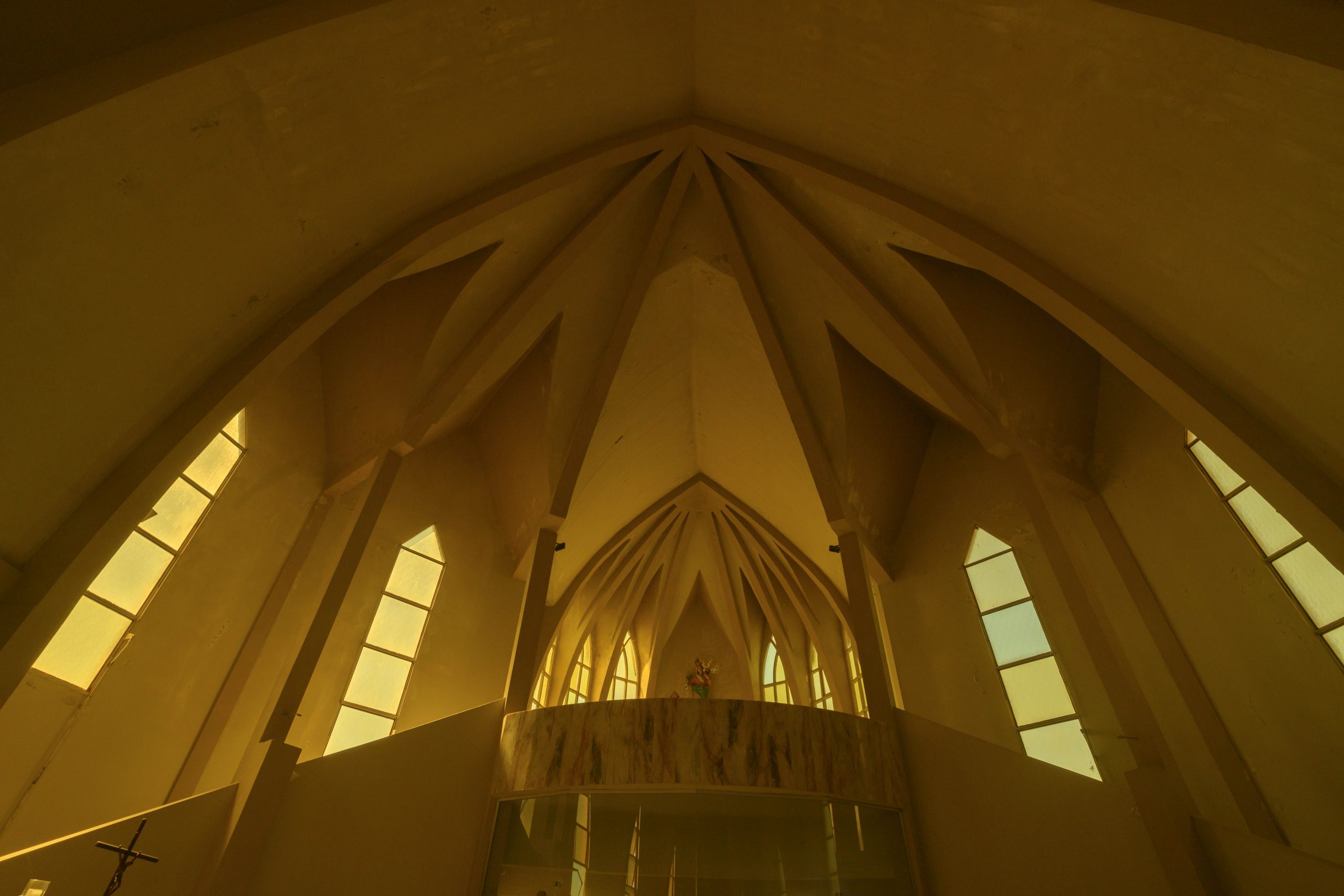 Interior y exterior de la iglesia Virgen de las flores ubicada en Floresta norte.