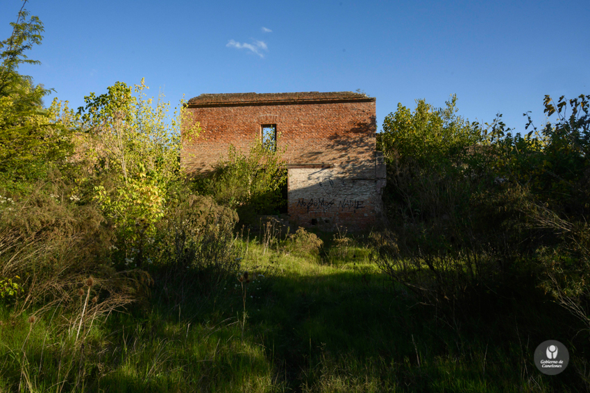 Viejo molino abandonado ubicado en las afueras de la ciudad de Canelones
