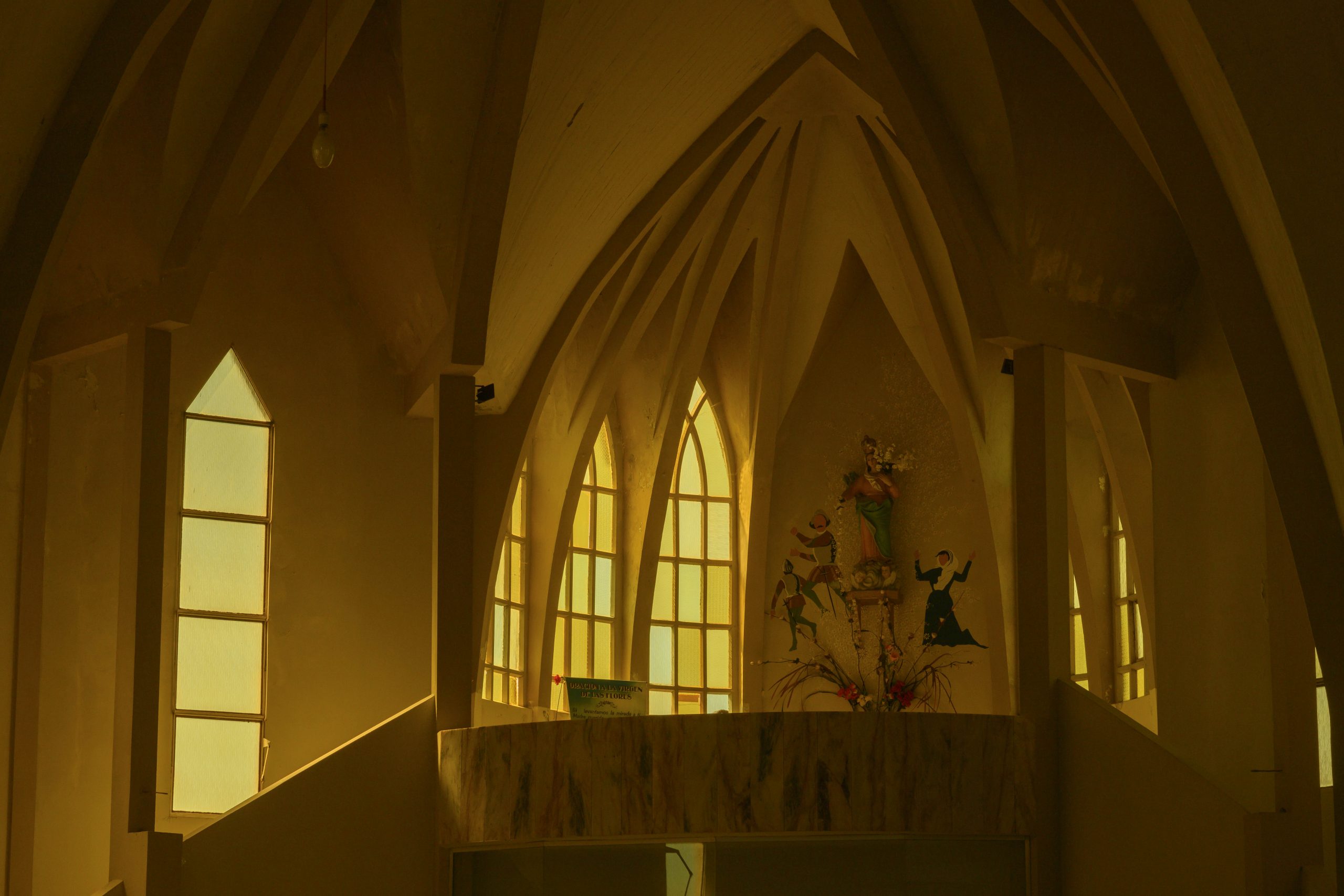 Interior y exterior de la iglesia Virgen de las flores ubicada en Floresta norte.