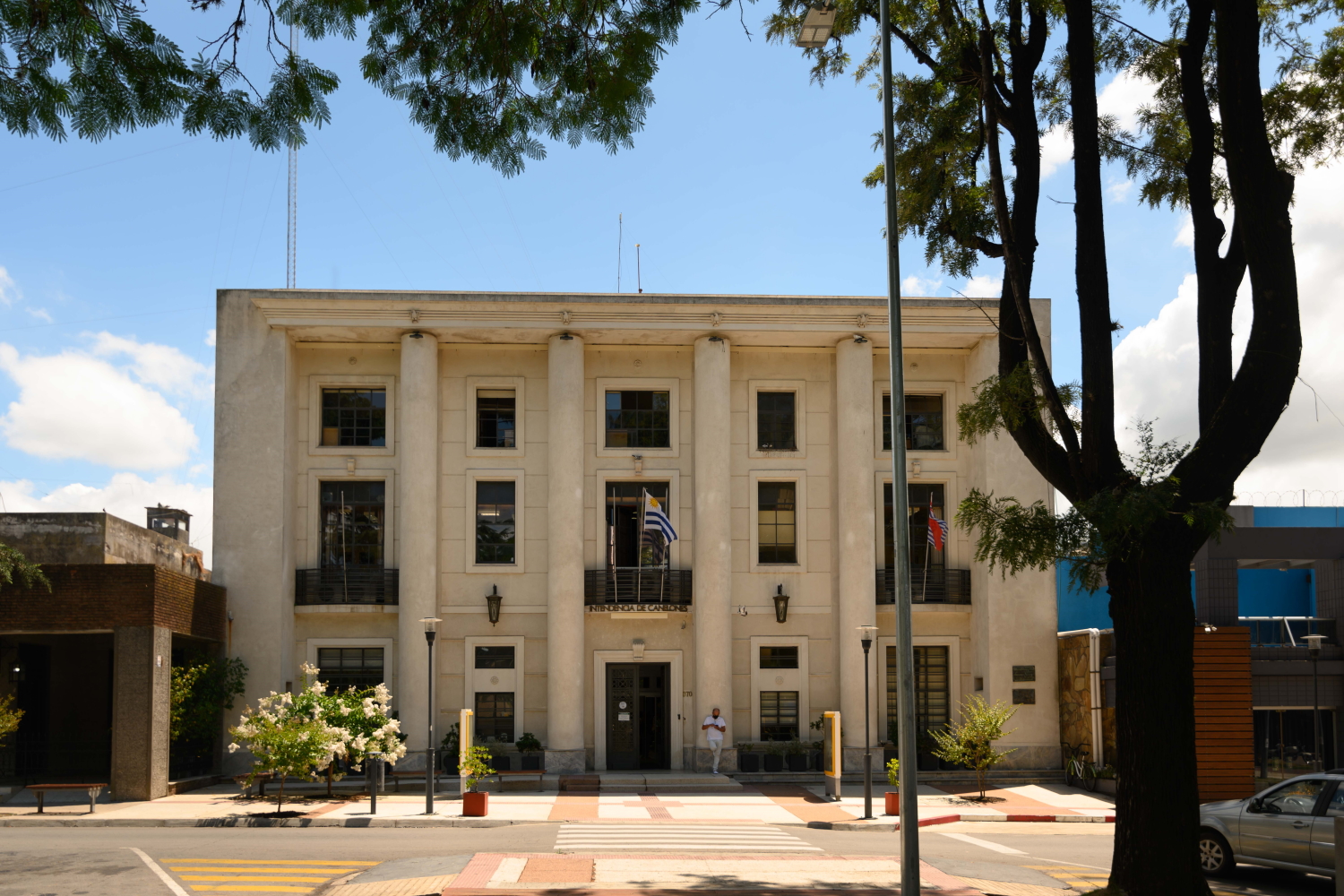 Edificio sede de la Intendencia de Canelones, frente a la Plaza de la bandera.